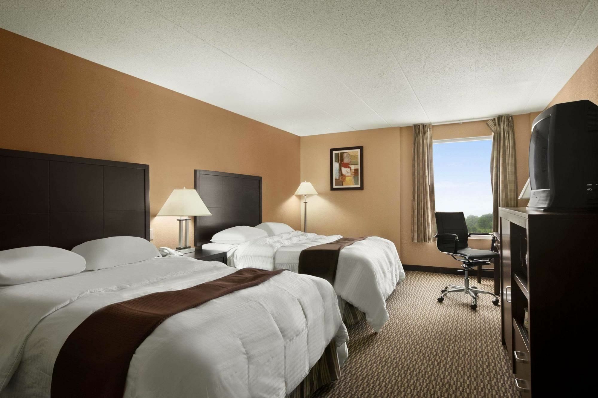 Quality Inn & Suites Цинциннати Экстерьер фото