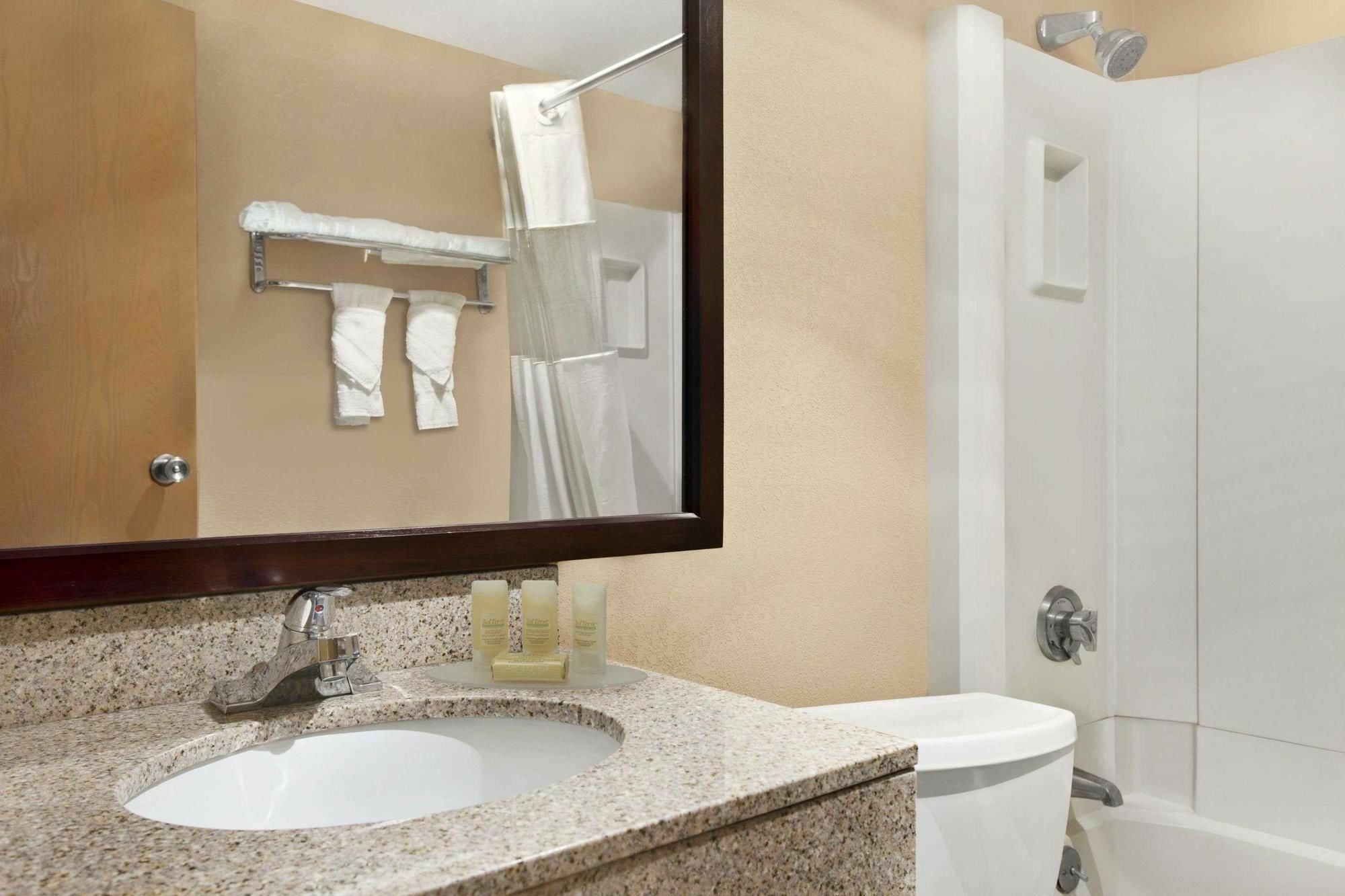 Quality Inn & Suites Цинциннати Экстерьер фото